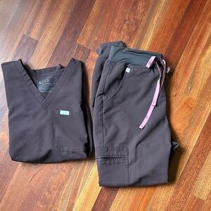 Figs Espresso Scrub Set with Mauve Tie